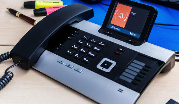 Die Nebenstelle einer Telefonanlage macht die betriebliche Kommunikation effizienter.